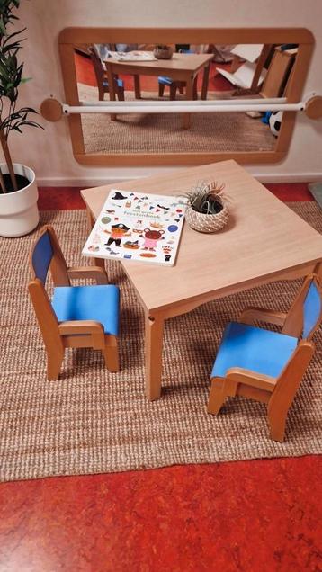 Tafel met stoeltjes  beschikbaar voor biedingen