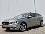 Volvo V60 D6 215pk Plug-in Hybrid 2014 Grijs, Auto's, 1849 kg, Particulier, Zilver of Grijs, Te koop