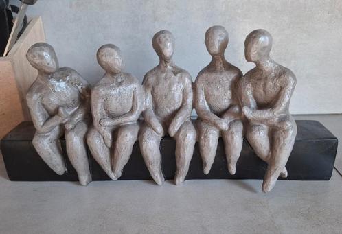 FRIENDSHIP, Vriendschap: 5 zittende mensen op een rij., Antiek en Kunst, Kunst | Beelden en Houtsnijwerken, Ophalen of Verzenden