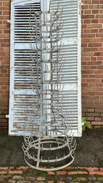 Brocant Frans hoog pinnenrek /flessenrek beschikbaar voor biedingen