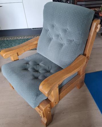 Stijlvolle houten fauteuil met groene stoffen kussen beschikbaar voor biedingen