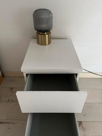 Twee IKEA Malm nachtkastjes + Solklint lamp - afbeelding 2