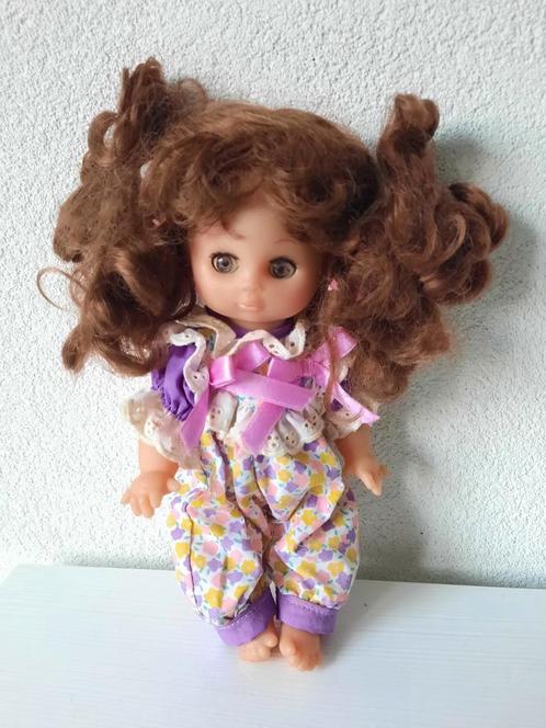 Heel Mooi Schattig Klein Popje met beweegbare oogjes 25 cm., Verzamelen, Poppen, Gebruikt, Pop, Ophalen of Verzenden