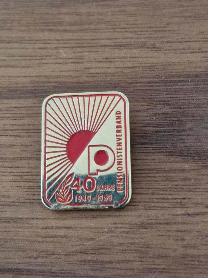 R 073 Vintage Pensionistenverband Speldje 1949-1989, Verzamelen, Speldjes, Pins en Buttons, Gebruikt, Speldje of Pin, Overige onderwerpen