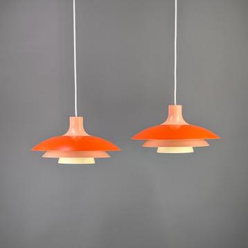 Set van twee oranje, gele zalmroze hanglampen, deens design beschikbaar voor biedingen