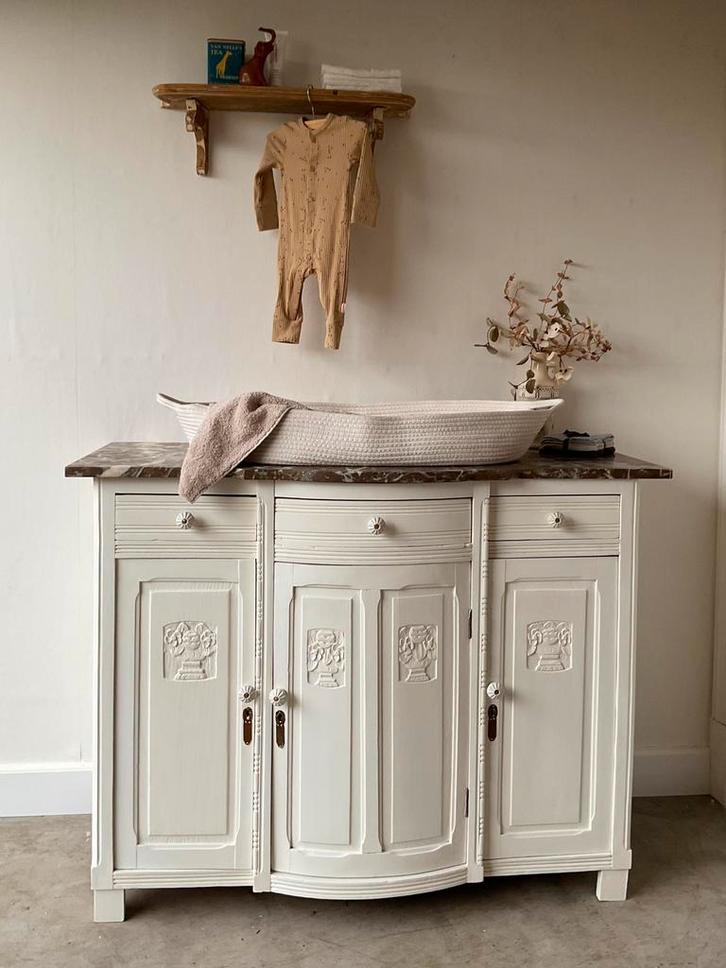 Mooie commode met natuursteen blad en sierlijk houtsnijwerk, Kinderen en Baby's, Kinderkamer | Commodes en Kasten, Gebruikt, Commode