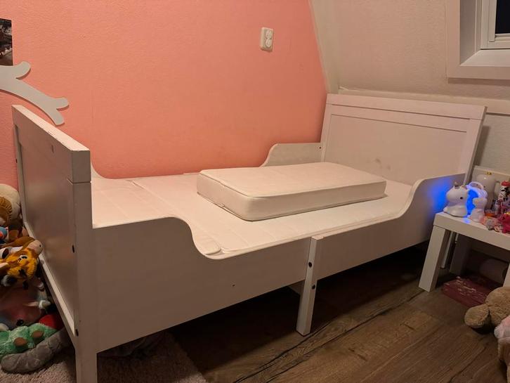 IKEA Sundvik meegroeibed + matras, Kinderen en Baby's, Kinderkamer | Bedden, Gebruikt, 140 tot 160 cm, 70 tot 85 cm, Lattenbodem
