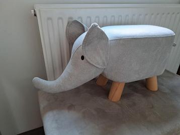Olifant, kan als krukje gebruikt worden beschikbaar voor biedingen