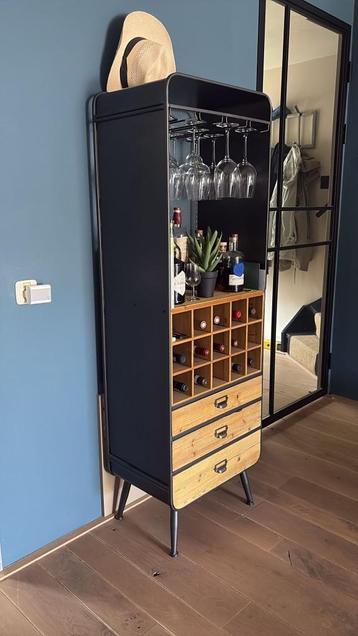 Stoere, robuuste dranken & wijn kast beschikbaar voor biedingen
