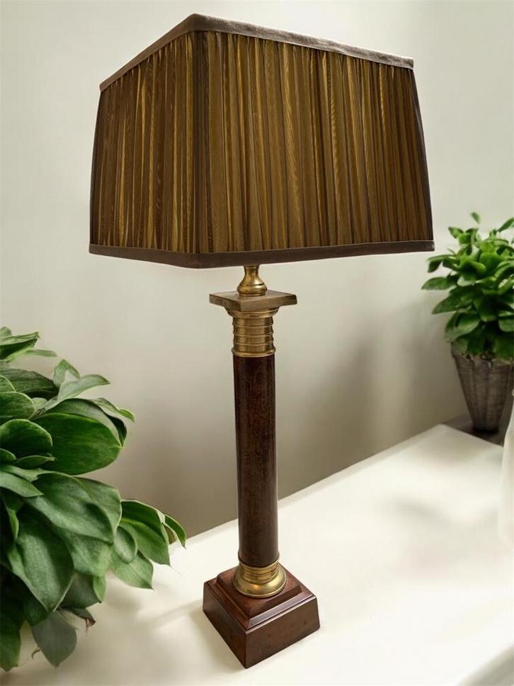 Stijlvolle klassieke tafellamp met vierkante kap, Huis en Inrichting, Lampen | Tafellampen, Zo goed als nieuw, 75 cm of meer, Hout
