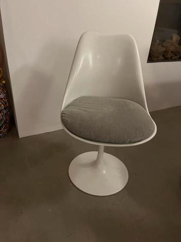 Witte Tulip Stoel met Grijze Bekleding beschikbaar voor biedingen