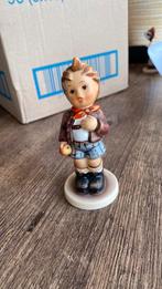 Goebel hummel beeldje cheeky fellow 554 (1989), Verzamelen, Beelden en Beeldjes, Ophalen of Verzenden, Zo goed als nieuw, Hummel