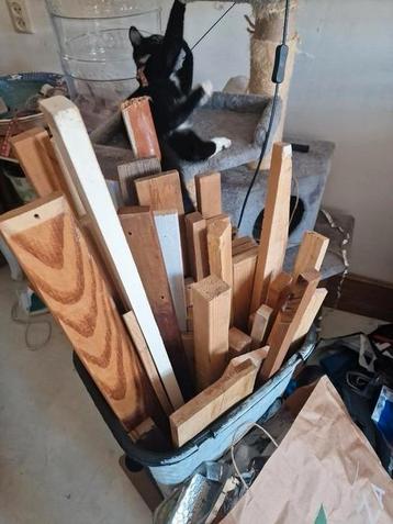 Wie wil heeel veel massief hout en sloophout?  beschikbaar voor biedingen