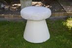 Vintage witte skai-leer mushroom poef met pluche stof beklee, Huis en Inrichting, Minder dan 50 cm, Rond, Gebruikt, Minder dan 50 cm