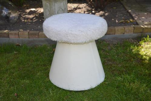 Vintage witte skai-leer mushroom poef met pluche stof beklee, Huis en Inrichting, Banken | Voetenbanken en Poefen, Gebruikt, Minder dan 50 cm