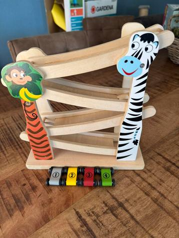 Houten rollerbaan met auto’s beschikbaar voor biedingen