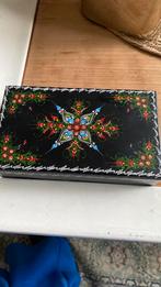 Handgeschilderd zwarte lakdoos met kleurrijk motief, Ophalen of Verzenden