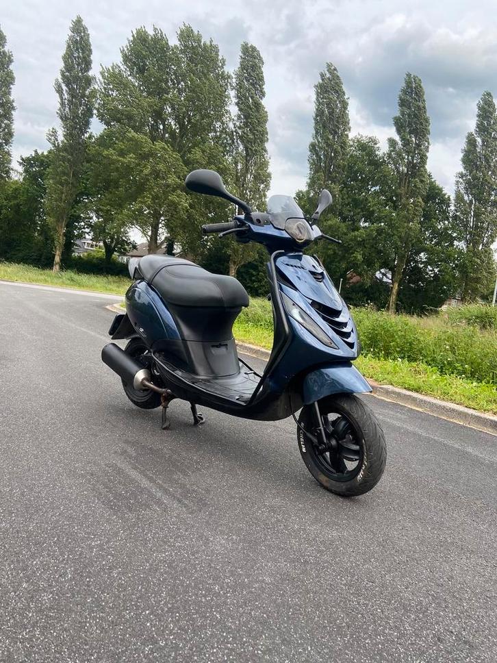Piaggio zip 4 takt, in goede staat, Fietsen en Brommers, Scooters | Piaggio, Zo goed als nieuw, Zip, Benzine, Ophalen