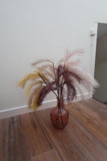 Flesvormige vaas roze met gekleurde pluimen als decoratie beschikbaar voor biedingen