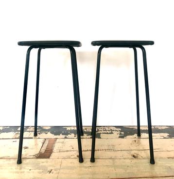 Vintage set zwarte krukjes beschikbaar voor biedingen