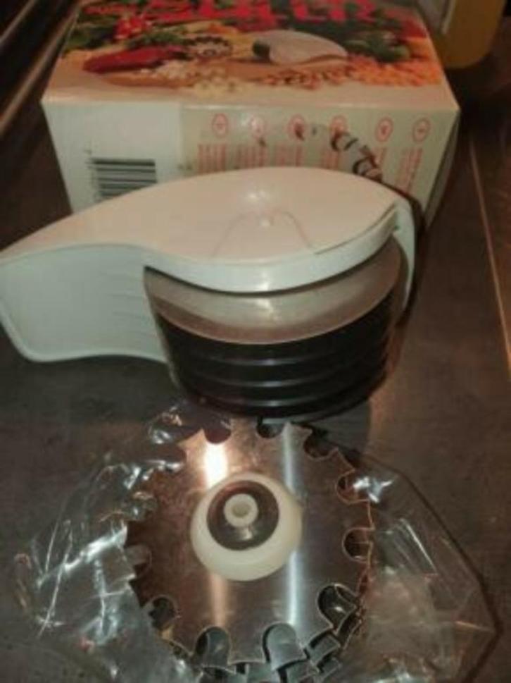 Zgan vintage jaren 70 Snijroller voor kruiden nieuw in de do, Huis en Inrichting, Keuken | Bestek, Nieuw, Bestekset, Rvs of Chroom