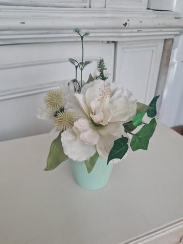 Kunstbloemen in mintgroen potje beschikbaar voor biedingen