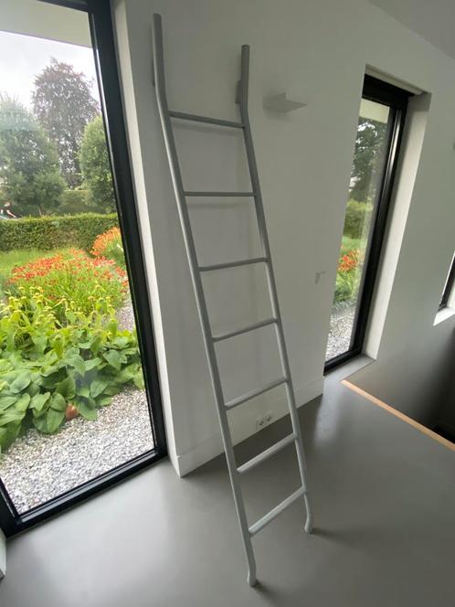 Ladder - grijs gecoat staal - kast of zolder of handdoeken, Doe-het-zelf en Verbouw, Ladders en Trappen, Gebruikt, Ladder, Minder dan 2 meter