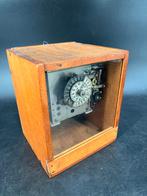 Vintage Tijdschakelaar in Houten Kast, Antiek en Kunst, Antiek | Klokken, Ophalen of Verzenden