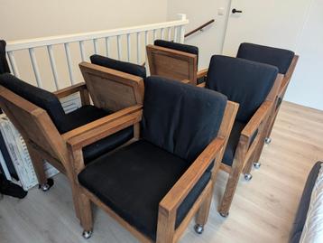 6 houten stoelen van massief Teak en met wieltjes