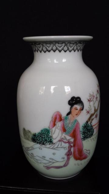 Chinees VAASJE wit Porselein ~ Afb. mooie Chinese VROUW beschikbaar voor biedingen