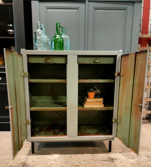 Vintage/industriële metalen kast, oude grijze fabriekskast, Antiek en Kunst, Antiek | Meubels | Kasten, Ophalen