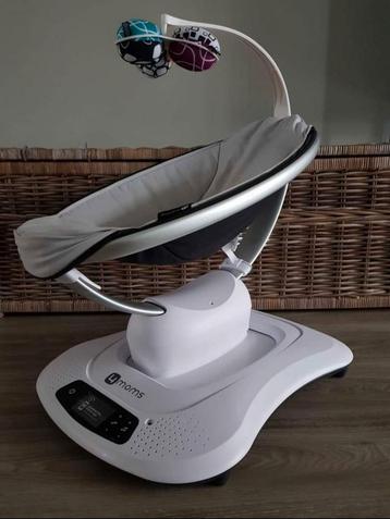 Laat je kindje heerlijk relaxen in deze mooie Mamaroo 4Moms beschikbaar voor biedingen