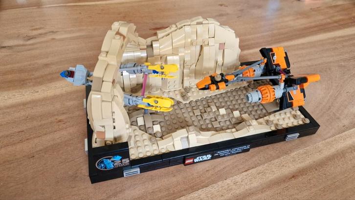 Lego 75380: Mos Espa Podrace Diorama compleet inclusief doos, Kinderen en Baby's, Speelgoed | Duplo en Lego, Zo goed als nieuw