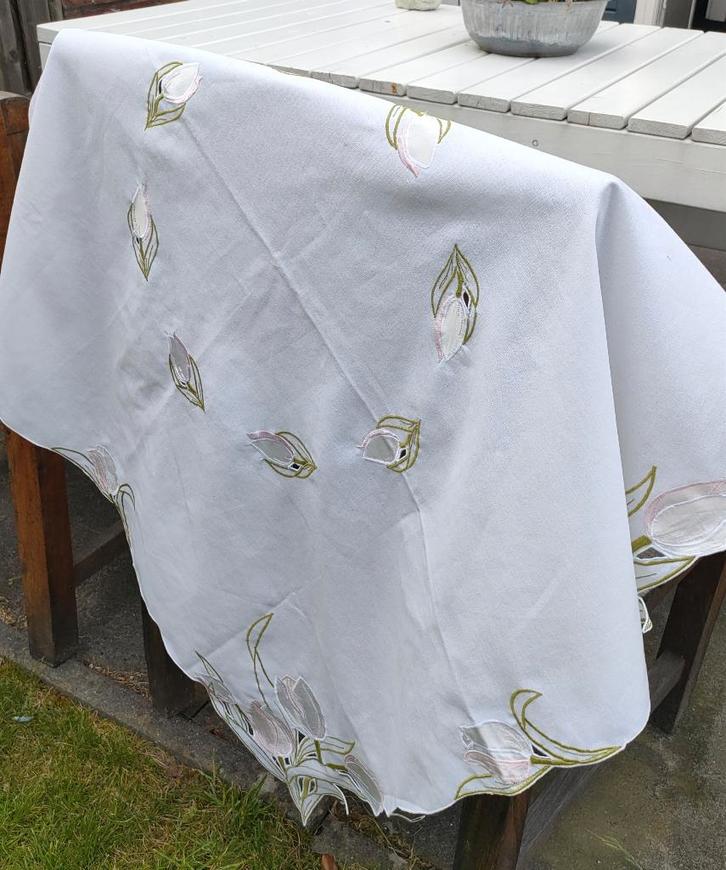 Mooi tafelkleed met satijnen applicaties, Huis en Inrichting, Tafelkleden, Zo goed als nieuw, Vierkant, Binnen, Buiten, Ophalen of Verzenden