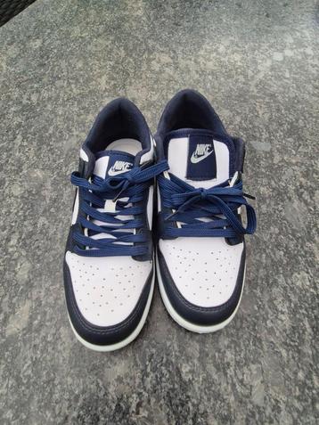  Nieuwe Nike sportieve schoenen wit/blauw beschikbaar voor biedingen