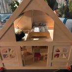 Poppenhuis met poppetjes en meubels, Ophalen of Verzenden, Gebruikt