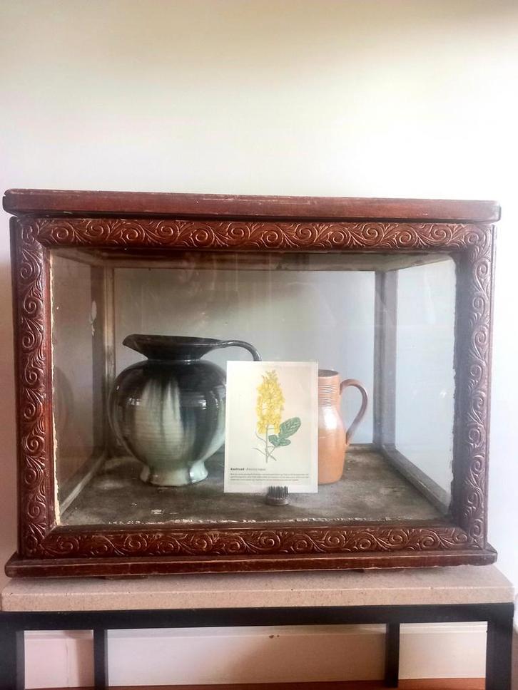 Vitrinekastje van prachtig bewerkt hardhout en stenen bodem, Antiek en Kunst, Antiek | Meubels | Kasten, Ophalen