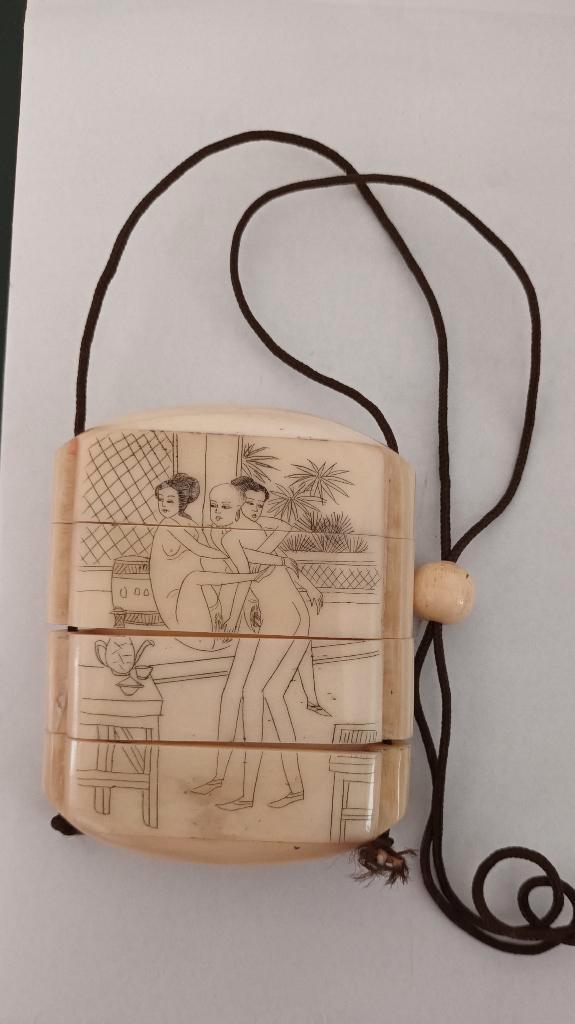 Zeldzame Japanse Inro met erotische voorstellingen Ojime, Antiek en Kunst, Kunst | Niet-Westerse kunst, Ophalen of Verzenden