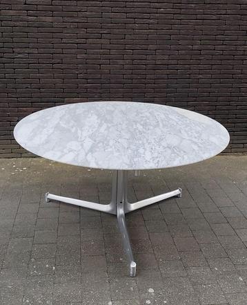Preben Fabricius and Jorgen Kastholm ronde eettafel beschikbaar voor biedingen