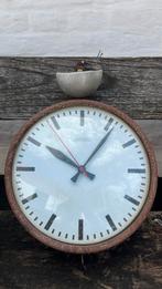Retro stationsklok dubbelzijdig origele Van Doorn, Huis en Inrichting, Woonaccessoires | Klokken, Ophalen of Verzenden, Gebruikt