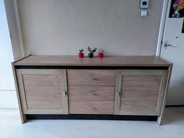 Dressoir beschikbaar voor biedingen