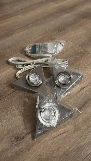 3 stuks halogeen spots met trafo beschikbaar voor biedingen