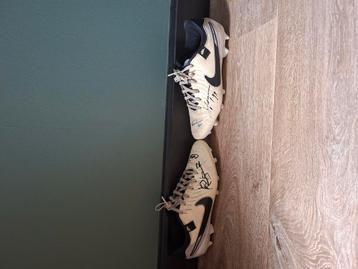 Gesigneerde voetbalschoenen. beschikbaar voor biedingen