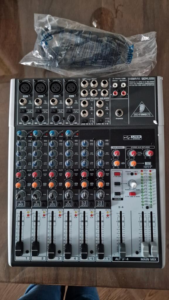 Complete set: Behringer Mixer + Flightcase + Accessoires, Muziek en Instrumenten, Mengpanelen, Zo goed als nieuw, Ophalen