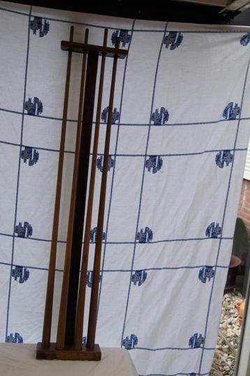 Rek met biljart stokken beschikbaar voor biedingen