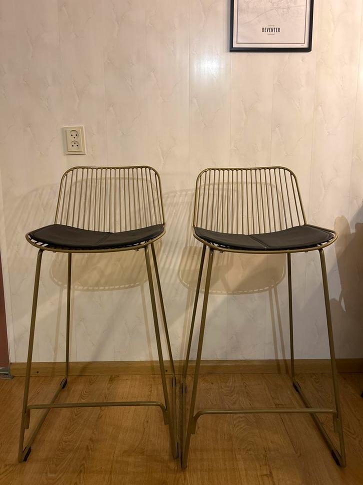 Twee gouden bar krukken met zwarte kussens, Huis en Inrichting, Barkrukken, Gebruikt, 60 tot 90 cm, Metaal, 2 krukken, Met voetsteun