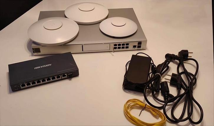 UniFi dream machine Pro UDM PRO
+ 3 acces points en router, Computers en Software, Accesspoints, Zo goed als nieuw, Ophalen of Verzenden