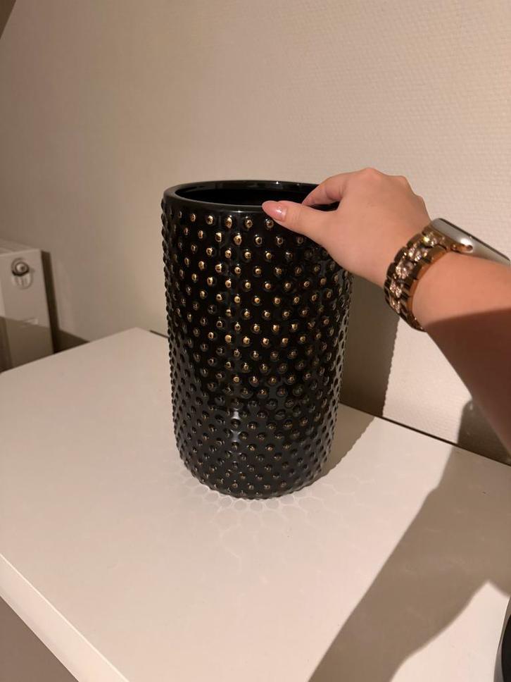 Zwarte vaas met gouden spikes - D18 H29cm, Huis en Inrichting, Woonaccessoires | Vazen, Nieuw, Zwart, Ophalen