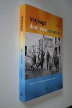 Verjaagd door vuur en water. Evacuatie/vluchtelingenverhalen, Boeken, Ophalen of Verzenden, Kees Slager, 20e eeuw of later, Gelezen