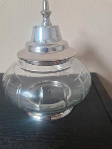 Kleine voorraadpot met zilverkleurige deksel nieuw beschikbaar voor biedingen